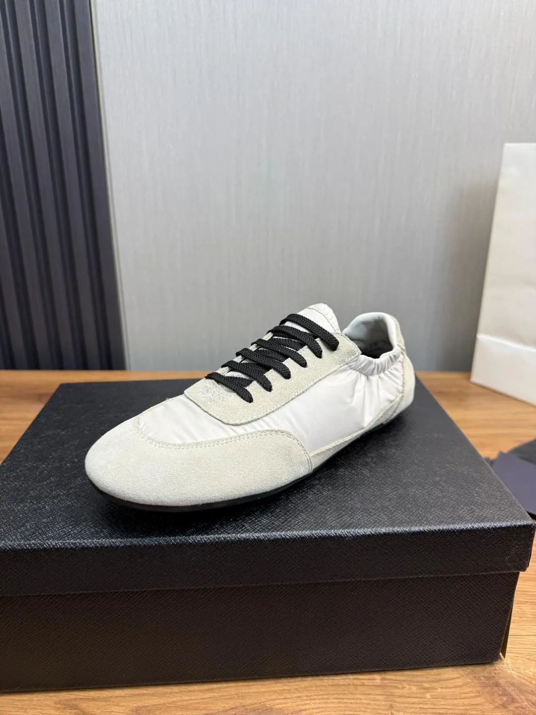 Men's shoes 💰600💰 PRADA 2025 Early Spring Collapse New Couple Style Sports Shoes Moral Training Shoes The name Collapse comes from the fact that it can be easily put on and taken off with bare hands. The light and comfortable features make it more relaxed and casual. The side elastic design can be worn twice! Super comfortable catwalk sneakers, as light and thin as ballet slippers, as comfortable as sneakers, comfortable and super light on the feet. Fabric: nubuck leather spliced ​​with nylon cloth. Silk cowhide foot pads. Size: Women's code 35/40 Men's code 39/45